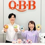チーズデザートを開発した片山和子さん（右）と商品企画などを担うマーケティング部の岡村裕太さん＝神戸市西区見津が丘６、六甲バター神戸工場