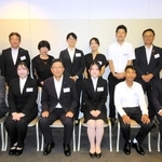 奨学金の授与式に臨んだ学生と生命保険協会兵庫県協会の役員ら＝神戸市中央区