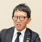 取材に応じる大和証券の谷川弘常務執行役員＝神戸市中央区加納町４、同社神戸支店