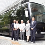 東京でお披露目された高級車両「ゆいプリマ」と、神姫バスの長尾真社長（右端）ら＝東京都千代田区
