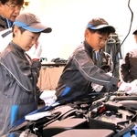 自動車のエンジンオイルの点検を体験する子ども＝神戸市垂水区青山台８、神戸マツダイベントスクエア