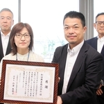 和田興産の和田剛直会長（右から２人目）と溝本俊哉社長（右）に感謝状を手渡す神戸新聞厚生事業団の西海恵都子理事長、神戸新聞社の梶岡修一社長＝神戸市中央区東川崎町１