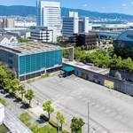 大東建託が取得したジュン・ポートアイランドビル（中央）。取り壊してショールームを建てる＝神戸市中央区港島中町７（同社提供）