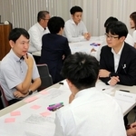 Ｍ＆Ａを活発にする方策を議論する信金職員ら＝神戸市中央区八幡通４