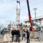 セレンディクスの３Ｄプリンターで製造した柱の取り付け作業＝神戸市長田区駒ケ林南町