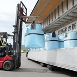ＪＡたじまの出荷式でトラックに積み込まれる新米＝27日、豊岡市清冷寺（撮影・吉田みなみ）