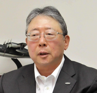 インタビューに応じる新明和工業の椢原敬士社長＝宝塚市新明和町
