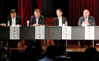 パネル討議で発言する尼崎信用金庫の作田誠司理事長（右端）＝神戸市灘区六甲台町、神戸大