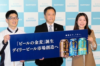 「金麦」のビール化をＰＲするサントリーの鈴江健一常務執行役員近畿営業本部長（中央）ら＝大阪市北区