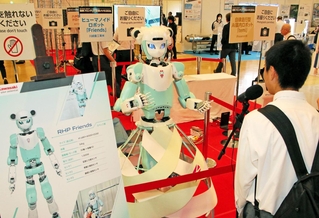 川崎重工業の二足歩行ロボット「フレンズ」＝神戸市中央区港島中町６