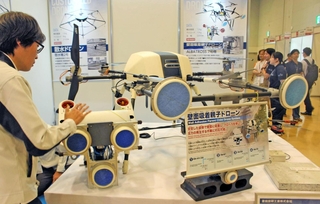 菱田技研工業が出展した「親子ドローン」＝神戸市中央区港島中町６
