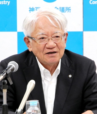 来年神戸で開く「地方空港サミット」について語る神戸商工会議所の川崎博也会頭＝神戸市中央区港島中町６