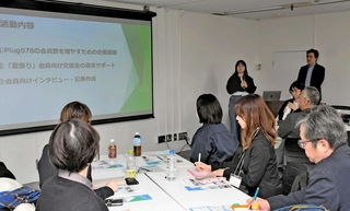インターンシップ（就業体験）に参加した大学生の話を聞く企業や大学の関係者ら。企業と学生の出合いをどう取り持つか問われる＝神戸市内