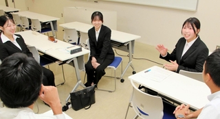 企業との相性を診断するアプリ開発に取り組む神戸学院大の谷和花さん（右から２人目）＝神戸市中央区港島１　