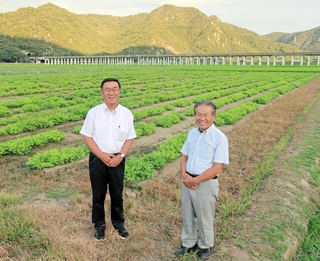 兵庫県内で初めて農村ＲＭＯを立ち上げ、集落の維持を図る「豊かな郷づくり協議会」の尾崎治男会長（左）と中土井一夫事務局長＝赤穂市周世