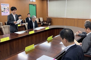 障害者雇用の拡大を要請する兵庫県の守本豊副知事＝兵庫県庁