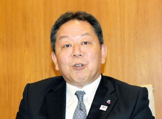 神戸空港の戦略などを語る関西エアポートの三上康章社長＝大阪府泉佐野市