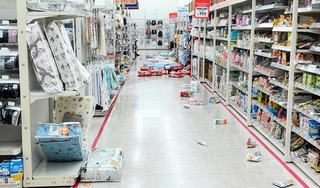 地震の揺れで商品が散乱した西松屋チェーンの店内＝７月２８日、熊本市内（同社提供）