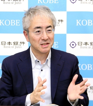 兵庫県の金融経済概況を説明する大関雄資・日銀神戸支店長＝神戸市中央区京町