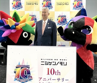 来夏のニジゲンノモリ開園１０周年に向けて会見した運営会社の貞松宏茂社長＝７月、大阪市北区梅田１