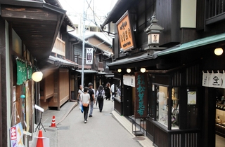 有馬温泉のメインストリート「湯本坂」。町家風の伝統的な建物が並ぶ＝神戸市北区有馬町