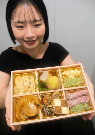 新作料理を少量ずつ味見できるようにした「おためしおせち」＝神戸市中央区明石町、大丸神戸店