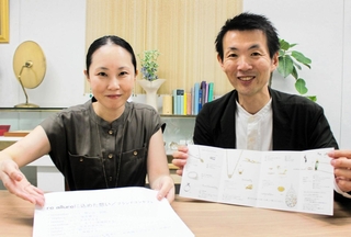 リフォームブランドについて説明するコレットの中橋一泰社長（右）とデザイナーのａｊｕさん＝神戸市中央区御幸通８