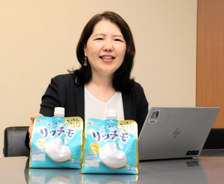 フジッコの「カスピ海ヨーグルト　リッチモ」と、企画開発を担当した小橋いつこさん＝神戸市中央区港島中町６、同社本社