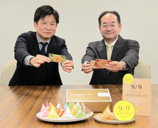 焼き菓子事業を売り込むモロゾフの磯野健治専務（右）と筱岡将信商品企画部長＝神戸市東灘区向洋町西５