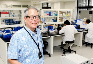 シンプロジェンの山本一彦社長。遺伝子治療薬の製造コストを抑える技術改良に成功した＝神戸市中央区港島南町６