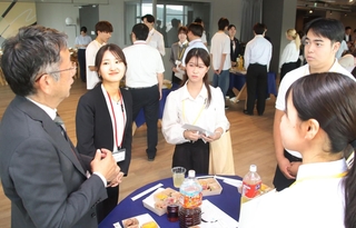 会社の魅力を紹介する企業の担当者（左端）と、メモを手に話を聞く学生＝神戸市中央区加納町４、アンカー神戸