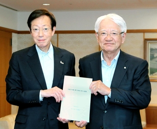 神戸市の久元喜造市長（左）に市政への要望書を手渡した神戸商工会議所の川崎博也会頭＝同市役所