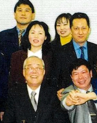 ヒラキ創業者の故平木勝さん（前列左）と当時３０代の梅木孝雄さん（中列右）＝同社提供