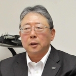 インタビューに応じる新明和工業の椢原敬士社長＝宝塚市新明和町
