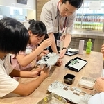 車のナビゲーションシステムについて学ぶ子どもたち＝デンソーテン本社