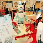 川崎重工業の二足歩行ロボット「フレンズ」＝神戸市中央区港島中町６