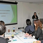 インターンシップ（就業体験）に参加した大学生の話を聞く企業や大学の関係者ら。企業と学生の出合いをどう取り持つか問われる＝神戸市内