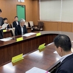 障害者雇用の拡大を要請する兵庫県の守本豊副知事＝兵庫県庁