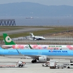 国際空港となって１年の神戸空港。韓国・ソウルから到着した大韓航空機（手前）と、台湾・台北への出発を控えるエバー航空機＝４月１７日、神戸市中央区