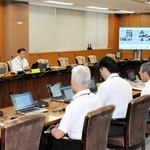 ドングリ類の豊凶調査の結果が報告されたツキノワグマ対策連絡会議＝兵庫県庁