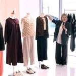 「セカンドサマー」プロジェクトの発表会で、見た目は秋物ながら涼しさを追求した服を紹介するフェリシモの担当者＝神戸市中央区新港町