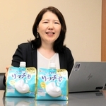 フジッコの「カスピ海ヨーグルト　リッチモ」と、企画開発を担当した小橋いつこさん＝神戸市中央区港島中町６、同社本社