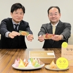 焼き菓子事業を売り込むモロゾフの磯野健治専務（右）と筱岡将信商品企画部長＝神戸市東灘区向洋町西５
