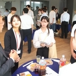 会社の魅力を紹介する企業の担当者（左端）と、メモを手に話を聞く学生＝神戸市中央区加納町４、アンカー神戸