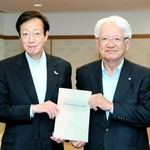 神戸市の久元喜造市長（左）に市政への要望書を手渡した神戸商工会議所の川崎博也会頭＝同市役所