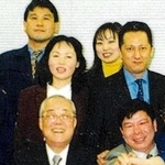 ヒラキ創業者の故平木勝さん（前列左）と当時３０代の梅木孝雄さん（中列右）＝同社提供