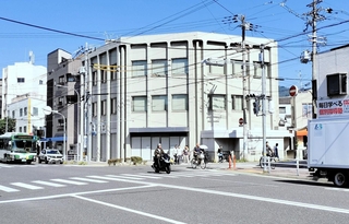 エスコンが取得した旧三井住友銀行湊川支店の土地と建物（中央）＝神戸市兵庫区東山町２