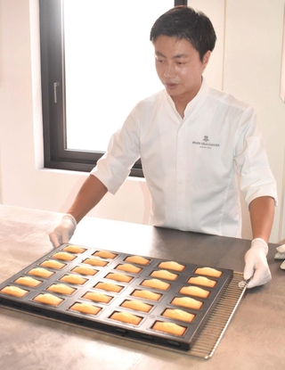 販売数でギネス世界記録に認定されたフィナンシェ＝東京都中央区