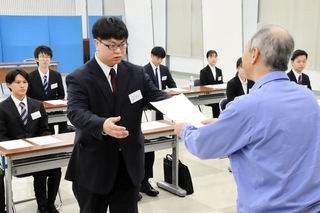 山陽特殊製鋼の内定式で、内定証を受け取る内定者＝１日、姫路市飾磨区中島、同社本社
