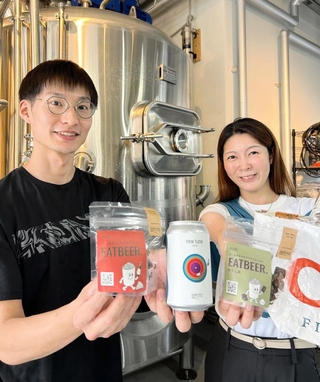 定番商品のクラフトビールと、その醸造過程で出た麦芽かすを使ったグラノーラ＝神戸市兵庫区雪御所町、オープンエア湊山醸造所